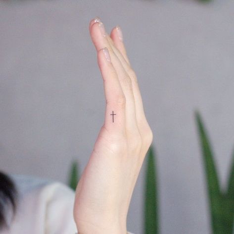 Cross Finger Tattoos, Tiny Cross Tattoo, Small Cross Tattoos, Tiny Finger Tattoos, Finger Tattoo For Women, Cross Tattoos For Women, Cross Tattoos, Tattoo Minimalist, Tiny Cross