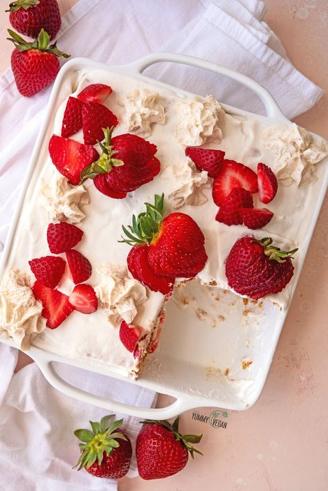 Vegan Strawberry Icebox Cake — The Yummy Vegan Vegan Graham Cracker Dessert, Vegan Ice Box Cake, Vegan Icebox Cake, Graham Cracker Dessert, Refrigerator Cake, Cracker Dessert, Vegan Picnic, Creamy Cake, Strawberry Fluff