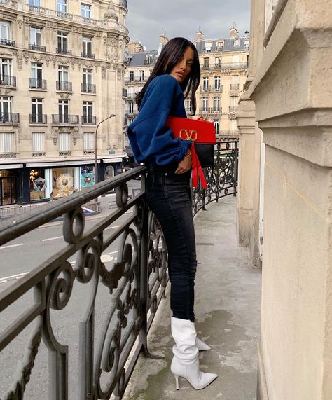 Italian Jeans Outfit, Amina Muaddi Street Style, Jimmy Choo Bing Outfit, Italian Girl Outfit, Italian Spring Fashion, Amina Muaddi Outfit, Amina Muaddi Style, Italian Style Fashion Women, Amina Muaddi Boots