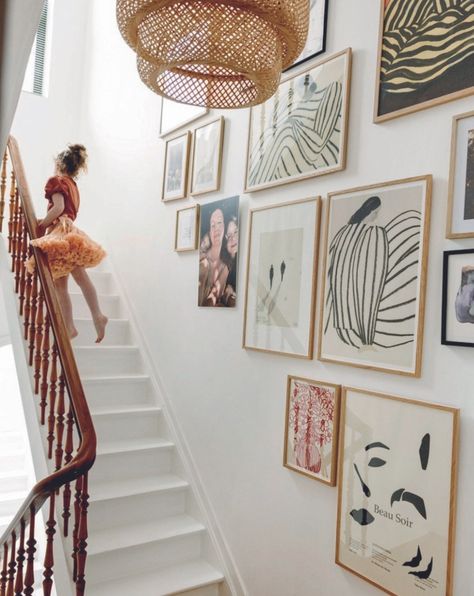 Stairs Photo Wall, Decoration Cage Escalier, Staircase Landing Ideas, Stairs Gallery Wall, Gallery Wall Stairs, Stairway Gallery, Stairway Gallery Wall, Staircase Art, Stairwell Wall