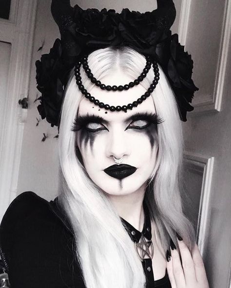 Demon Makeup, Halloween Makeup Witch, Creepy Halloween Makeup, Scary Witch, Witch Makeup, Halloween Makeup Scary, Halloween Makeup Inspiration, Halloween Costumes Makeup, Goth Makeup