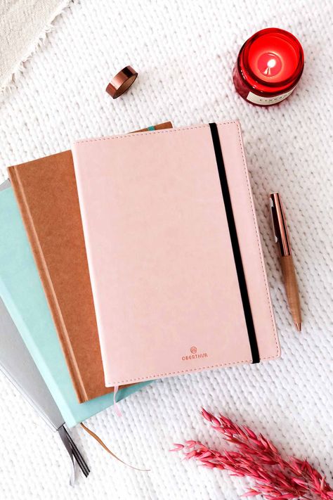 Carnet pour bullet journal : lequel choisir ? Retrouvez un comparatif de plusieurs carnets dans cet article ! Classroom Setup, Too Cool For School, Mirror Designs, Bullet Journal, Notebook, Tv, Art