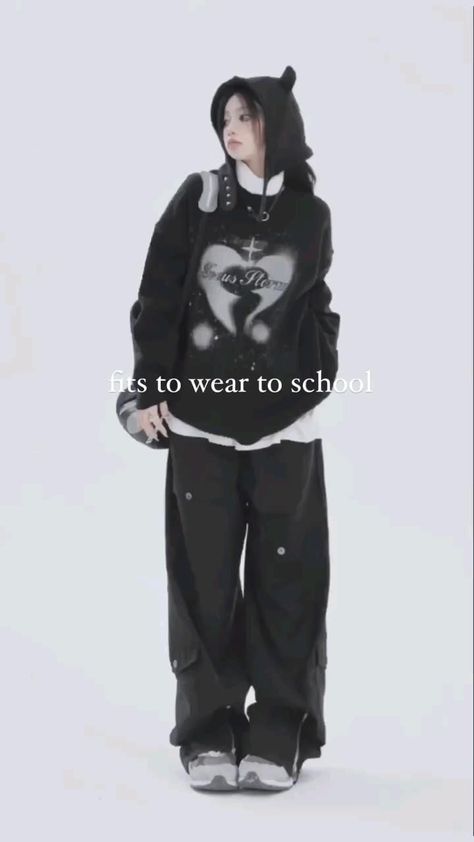 Black Baggy Outfit, Outfits For Back To School, Feminine Style Casual, Korean Street Wear, Tomboy Outfit Ideas, Acubi Style, Japan Outfits, Baggy Outfit Ideas, Boyish Outfits