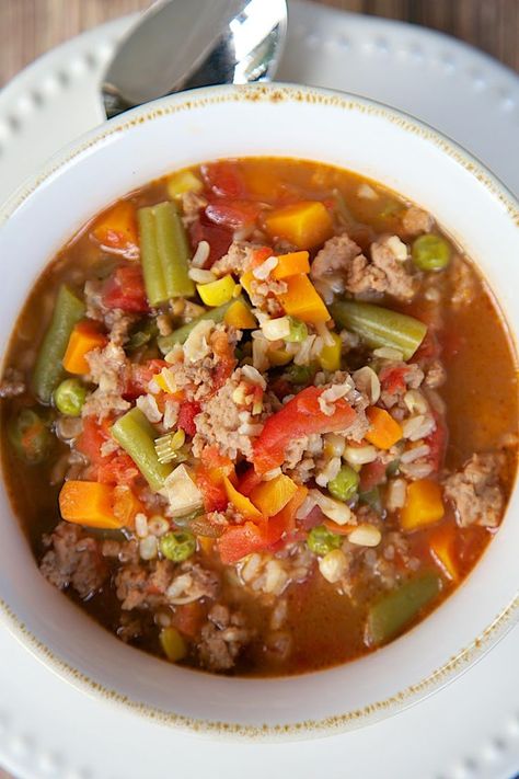 Turkey Vegetable Soup - ground turkey, mixed vegetables, beef broth and brown rice - ready in under 30 minutes. Leftovers are great for lunch and it freezes well. My husband gobbled this up! I've already made it 3 times this month!! Turkey Vegetable Soup, Homesteading Recipes, Ground Turkey Soup, Chicken Broth Recipes, Ground Turkey Recipes Healthy, Healthy Ground Turkey, Turkey Soup Recipe, Beef Soup Recipes, Soup With Ground Beef