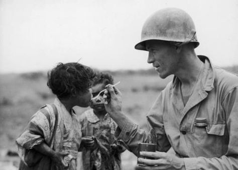 Soldier feeding hungry children Powerful Pictures, American Soldier, Vintage Versace, A Soldier, January 25, Foto Vintage, American Soldiers, Us Marine, Vietnam Veterans