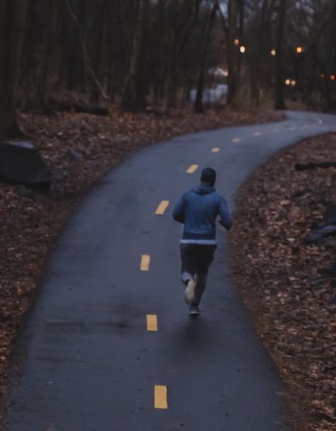 Someone Running, Running Night, Running Photography, Fitness Vision Board, Running Photos, Marathon Training Plan, Endurance Workout, Muscle Power, Sports Aesthetic