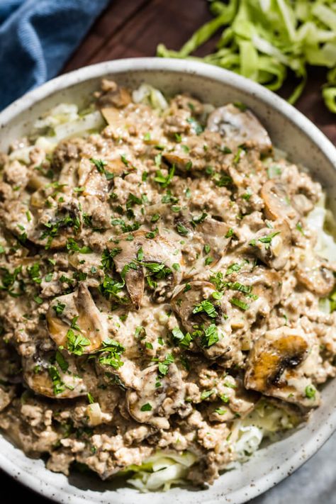 Ground beef stroganoff with mushrooms over cabbage noodles topped with parsley. Low Carb Beef Stroganoff, Ground Beef Mushrooms, Keto Noodles, Cabbage And Noodles, Mushrooms And Onions, Ground Beef Stroganoff, Low Carb Maven, Keto Beef Recipes, Sour Cream Sauce