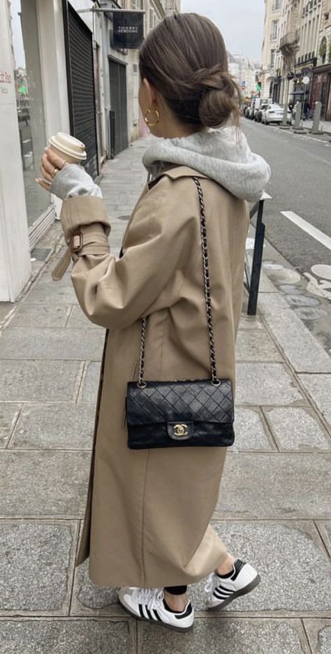 Burberry Coat Outfit, Chic Airport Outfit, Camel Outfit, Perfect Travel Outfit, Sunday Clothes, Post Partum Outfits, Spicy Tuna, Street Style Winter, Spring Inspiration