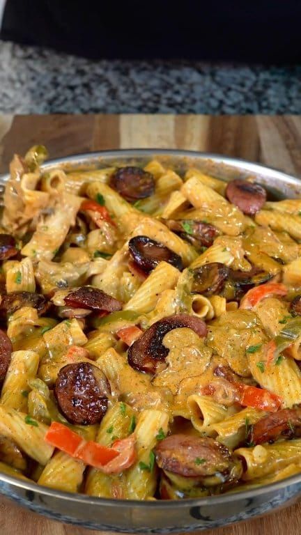 Dinner idea! Sausage Fajita Pasta. By Royaleeats www.royaleeats.com 1 Pound Rigatoni Pasta 2 Tablespoons Olive Oil, or neutral cooking oil of choice 1 Pound Smoked Sausage, Beef or Turkey, sliced into 1-inch pieces 2 Tablespoons Unsalted Butter ½ Medium Red Onion, sliced ½ Red Bell Pepper, or whole pepper, sliced ½ Green Bell Pepper, or whole pepper, sliced Pinch of Salt, for onions & bell peppers 3 Cloves Garlic, minced 1 Tablespoon Tomato Paste 3 Cups Heavy Cream ½ Cup Chicken Broth ½ Teas Fajita Pasta Recipe, Pasta Recipes Video, Fajita Pasta, Chicken Sausage Pasta, Casserole Side Dishes, Sausage Pasta Recipes, Rigatoni Pasta, One Pot Pasta Recipes, Baked Pasta Recipes