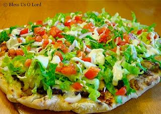 Yummy CPK Tostada Pizza Recipe...so good! Tostada Pizza Recipe, Tostada Pizza, Tostada Recipes, Mexican Pizza, Pizza Sandwich, Eat A Lot, Chicken Pizza, Pizza Recipe, Italian Dishes