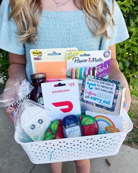 Back To School Night Gifts For Teachers, Back To School Basket For Boyfriend, Diy Gift Basket For Teacher, Gift Baskets For Male Teachers, Teacher Supplies Gift Basket, 1st Grade Teacher Gifts, Back To School Gift Basket For Teens, Back To School Basket College, Teacher Baskets Back To School