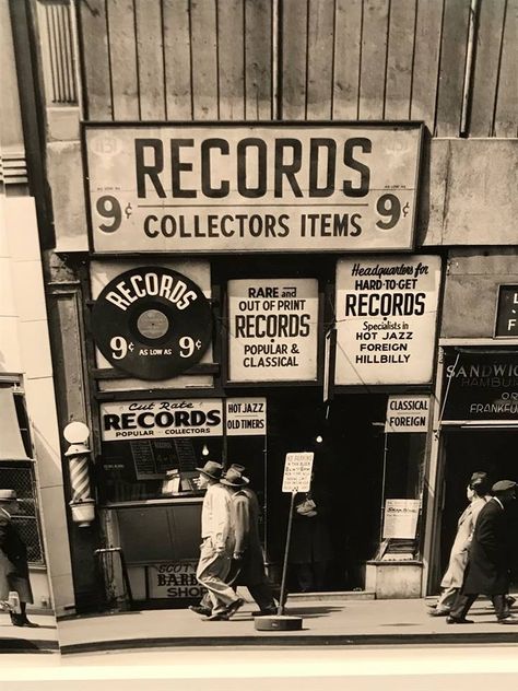 Alte handgemalte Schilder eines Record Stors Vinyl Record Shop, Vinyl Aesthetic, Old Records, Robert Doisneau, Fotografi Vintage, Music Pictures, Record Shop, Old Music, Music Shop