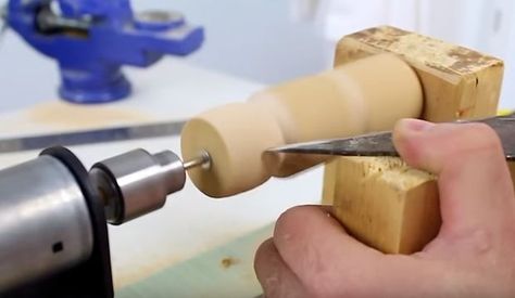 Make a DIY mini lathe at home yourself! Diy Lathe, Small Lathe, Woodworking Lathe, Wood Turning Lathe, Intarsia Woodworking, Lathe Machine, Woodworking Box, Lathe Projects, Woodworking Joinery