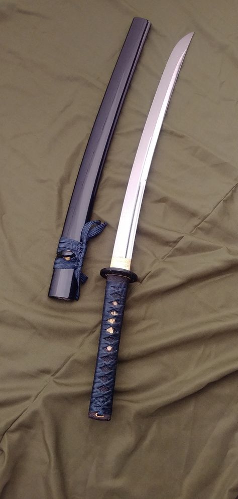 Wakizashi Swords Samurai, Dual Katanas, Tactical Swords, Pretty Knives, Cool Swords, Samurai Art, Samurai Swords, Cool Knives, Historical Art