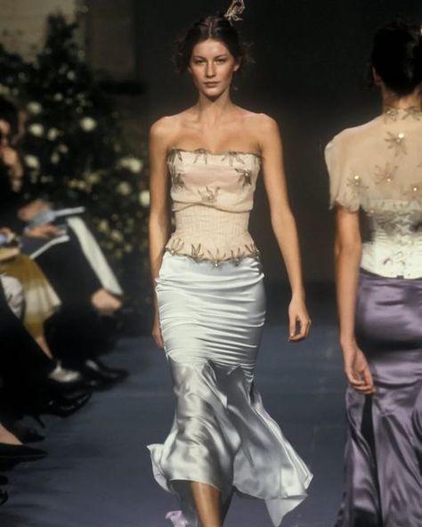 90s Runway Fashion Dresses, Early 2000 Fashion, Chloe Fashion, Stella Mccartney Dresses, 90s Runway Fashion, Stella Mc, Runway Fashion Couture, 2000 Fashion, Tv Show Outfits