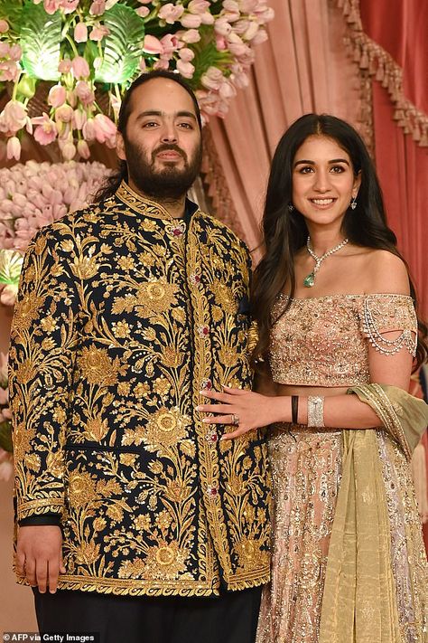 Radhika Merchant Wedding Look, Radhika Merchant Wedding, Ambani Family, Anant Ambani And Radhika Merchant, Ambani Wedding, Radhika Merchant, Luxury Wedding Gifts, Kardashian Show, Anant Ambani