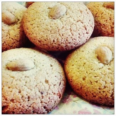 The Game Bird Food Chronicles: Old-Fashioned Almond Macaroons How To Make Macaroons, Almond Macaroons, Almond Biscuits, Gluten Free Cake Recipe, Macaroon Cookies, Biscuits Easy, Macaroon Recipes, British Baking, No Cook Desserts