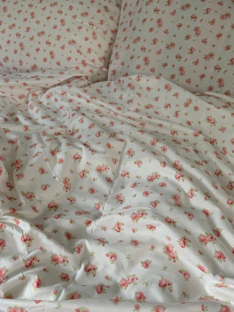 Cute Flower Bed Sheets, Pink Flower Sheets Aesthetic, Strawberry Bed Sheets Aesthetic, Round Bed Sheets, Trendy Bed Sheets, Pink Floral Bed Sheets, Twin Size Bed Aesthetic, Floral Fitted Sheet, Cute Sheet Sets