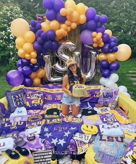 College Acceptance Pictures Lsu, Bed Party College Lsu, Lsu College Bed Party, College Bed Reveal, Lsu College Graduation Pictures, Lsu Party Ideas, Collage Acceptance Pictures, Lsu Graduation Party Ideas, Lsu College Aesthetic