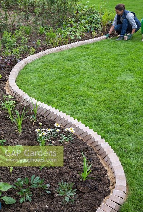 Lay the bricks so they are standing against each other at a 45 degree angle Brick Garden Edging, Rockery Garden, Brick Edging, Brick Laying, Brick Garden, Brick Art, Patio Garden Design, Garden Greenhouse, Plant Photography