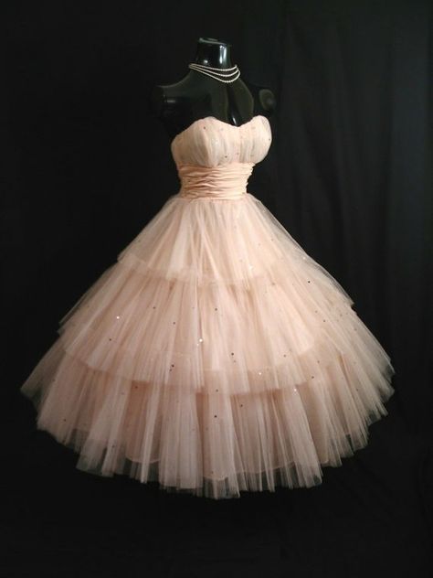 tul Puffy Dresses, Pretty Fashion, Vintage Prom, Shell Pink, Retro Mode, Vintage Gowns, Tulle Gown, Pink Tulle, 50s Dresses