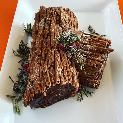 Chocolate sponge cake with kahlua cream filling, Cadbury flake bar bark, and sugar coated rosemary with cranberries Christmas Chocolate Log Cake, White Yule Log Cake, Yule Log Decoration Cake, Brownie Yule Log, Log Cakes Ideas, Yule Log Cake Christmas, Yule Log Decoration, Birch Yule Log, Yule Log Cake Decoration