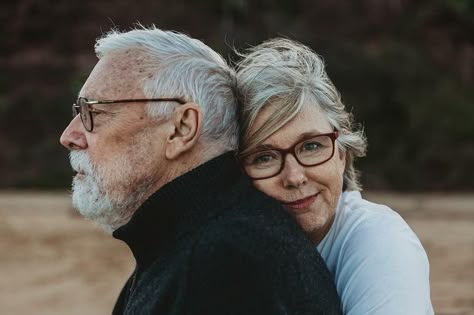 Old Couple Photography, Older Couple Poses, Older Couple Photography, Grandparent Photo, Big Family Photos, Older Couple, Couples Kiss, Old Couple, Family Portrait Poses