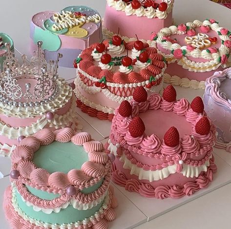 Tårta Design, Bolo Vintage, Kue Macaroon, Resipi Kek, Vintage Birthday Cakes, Pastel Cupcakes, Pastel Cakes, Cute Baking, Pretty Dessert