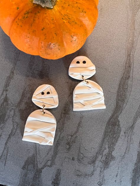 Polymer Clay Mummy Earrings, Halloween Scary Aesthetic, Scary Aesthetic, Mummy Halloween, Jewelry Polymer Clay, Handmade Clay Jewelry, Halloween Mummy, Aesthetic Jewelry, Halloween Scary