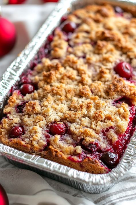 Festive Christmas Cranberry Loaf with Crumble Cranberry Christmas Treats, Cranberry Apple Crumble Pie, Cranberry Lemon Loaf, Recipes With Whole Cranberries, Easy Cranberry Desserts, Christmas Cobbler, Cranberry Squares, Savory Loaf, Cranberry Apple Crumble