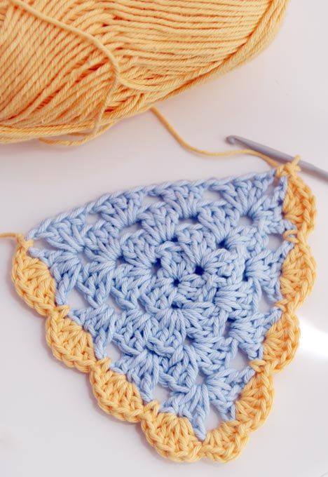 Diy Slinger, Granny Triangle, Triangle Bunting, Bunting Pattern, Crochet Bunting, Crochet Garland, Crochet Mignon, Ball Of Yarn, Mode Crochet