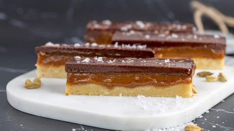 Billionaire shortbread bars with salted coffee chocolate Shortbread Cookie Bars, Bourbon Caramel Sauce, Caramel Shortbread, Biscuit Bar, Caramel Slice, Biscuit Sandwich, Sbs Food, Shortbread Bars, Global Food