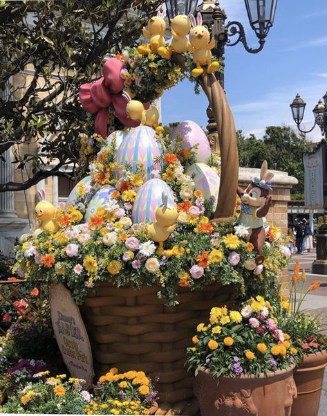 Easter Village Display Ideas, Easter Event Ideas, Easter Garden Decorations, Easter Outdoor Decorations, Easter Treat Ideas, Giant Easter Basket, Easter Kids Food, Easter Yard Decorations, Decorating Garden