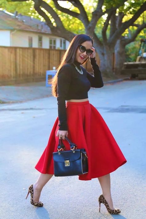 Flared Denim Skirt, Mode Pop, Full Midi Skirt, Rock Outfit, Red Skirt, Crop Top Outfits, Red Skirts, Red Outfit, Flare Skirt