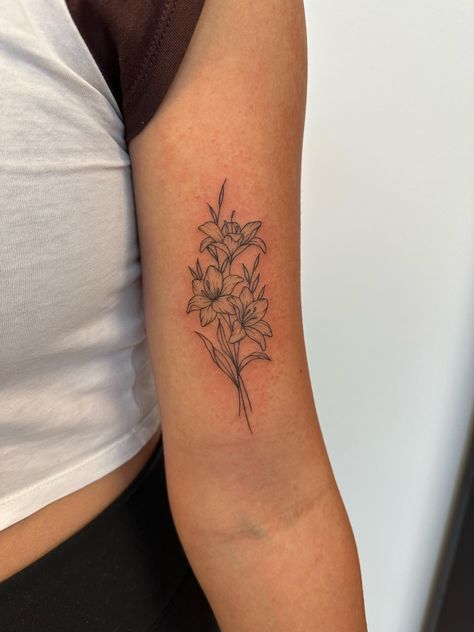 Lily Flower Tattoos Men, Women’s Bicep Tattoo, Lilly Tattoo Design, Lillies Tattoo, Earthy Tattoos, Lily Flower Tattoos, Bouquet Tattoo, 4 Tattoo, Petite Tattoos