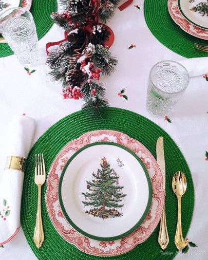 Diy Ideas For Christmas, Christmas Decor Ideas 2022, Christmas Place Setting, Christmas Dinner Table Settings, Old Britain, Trendy Christmas Decor, Christmas Place Settings, Holiday Dinner Table, Christmas Tree On Table