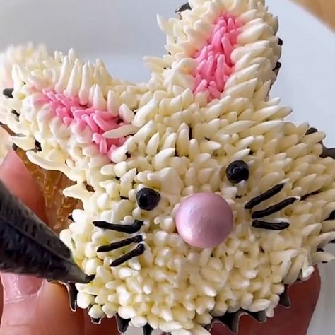 VIDEO: Make adorable Easter bunny cupcakes with this brilliant hack Creative Deserts, Shaped Cupcakes, Easter Cupcakes Easy, Lionhead Bunny, Bunny Shape, Easter Bunny Cupcakes, Bunny Cupcakes, Easter Cupcakes, Tin Foil