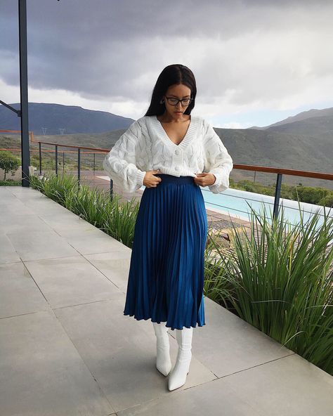 Pleated Skirt Winter Outfit, Blue Midi Skirt Outfit, Blue Pleated Skirt Outfit, Long Pleated Skirt Outfit, Skirt Winter Outfit, Pleated Skirt Winter, Midi Skirt Outfit Winter, Blue Skirt Outfits, Long Flared Skirt