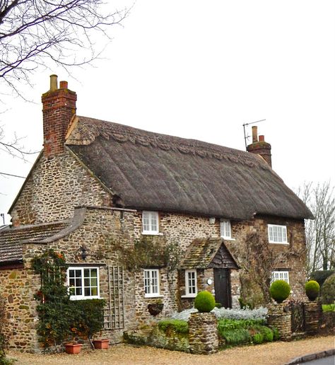 English Country Cottage - click on cottage for a very interesting site, tells you all about Thatched cottages and Saddle stones etc Case In Stile Country, English Country Cottages, Tudor Cottage, English Country Cottage, Stone Cottages, Casa Country, Thatched Cottage, Dream Cottage, Thatched Roof