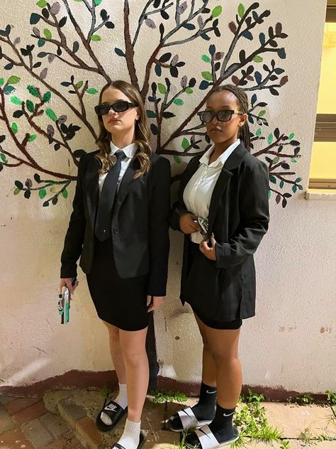 Men In Black Girls Costume, Man In Black Costume, Men In Black Halloween, Men In Black Costume, Black Halloween Costumes, Halloween Group, Duo Halloween Costumes, Costume Inspo, Black Costume