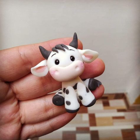 Air Dry Clay Cow, Fimo Clay Ideas Easy, Cow Clay Sculpture, Cow Clay, Polymer Clay Cow, Clay Cow, Easy Clay Sculptures, Fondant Animals, Clay Magnets