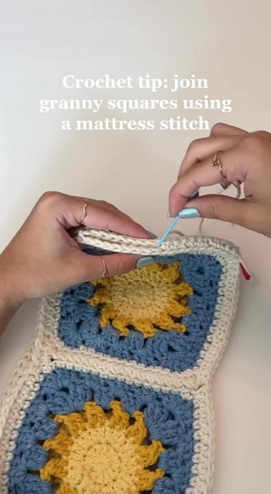 Granny Square Tips, Granny Square Sewing Together, Beginner Crochet Squares, Stitching Granny Squares Together, Sew Granny Squares Together, Crochet Granny Square Together, How To Crochet A Granny Square Blanket, How To Stitch Granny Squares Together, How To Make A Granny Square Crochet