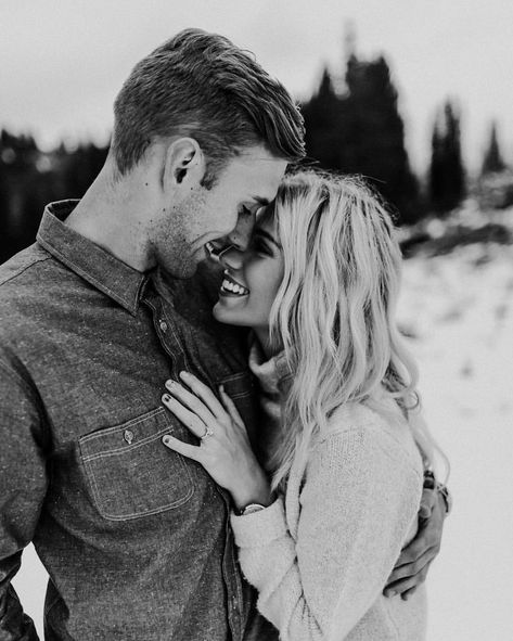 23 Creative and Romantic Couple Photo Ideas  #Photography Image Couple, Engagement Pictures Poses, Romantic Photos Couples, Shotting Photo, Winter Engagement Photos, Engagement Poses, Engagement Photo Poses, Wedding Engagement Photos, Engagement Photo Inspiration