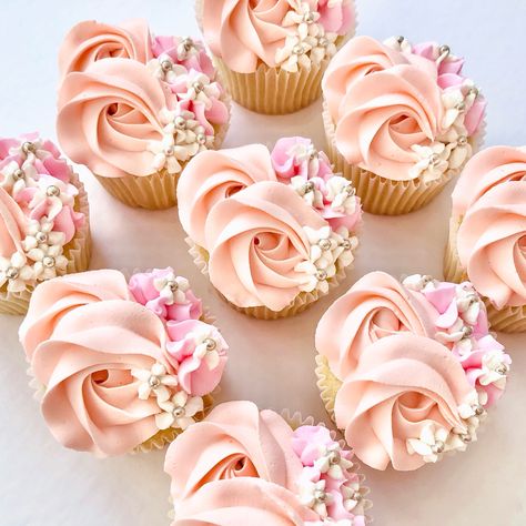 Pink And Peach Cupcakes, Blush Pink Wedding Cupcakes, Blush Pink Cupcakes, Floral Cupcake Ideas, Pink And White Cupcakes, Pink Wedding Cupcakes, Deco Cupcake, Peach Cupcakes, Garden Cupcakes