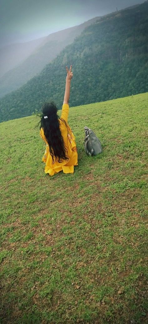 Kodaikanal Photo Poses, Hills Station Photography Poses, Ooty Hill Station Photography Poses, Pose Photography, Fun Photography, Poses Women, Travel Pictures Poses, Ooty, Pics Ideas