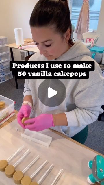 Rachel Laukala on Instagram: "Want to know everything I use to make 50 vanilla cakepops?!  Comment “pops” below and I’ll send it right to your inbox! ⬇️  Follow @cakepopsbyrachel for more tips!  #cakepops #cakepop #cakepopsbyrachel #birthdaycakepops #cakeonastick  #cakesicle #maplevalley #seattlecakepops #seattledesserts #wasmallbusiness #cottagebakery #cottagebaker #homebaker #homebakery #cakepoptutorial #cakepopclasses" Cakesicle Display Ideas, Cheer Cake Pops, Cake Pop Display Ideas Birthday, Cakepop Ideas Decoration, Bluey Cake Pops Ideas, Cake Pop Wedding Ideas, Unique Cake Pops Ideas, Cake Pop Discs, Pretty Cake Pops