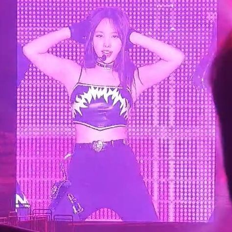 Nayeon Body, Im Lost, Tzuyu Twice, Nayeon Twice, Im Nayeon, Korean Pop, Kpop Outfits, Big Screen, Girl Icons