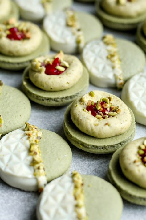 Pistachio Raspberry Macaron, Macaron Flavors Filling, Pretty Macarons, Macaron Fillings, Pistachio And Raspberry, Pistachio Buttercream, Macaroons Flavors, Pistachio Macaron, Pistachio Raspberry