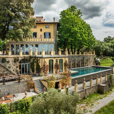 Luxurious villa with pool and columns for sale in Tuscany Italian Pools, Italian Pool, Dream House Pool, Pool Indoor, The Caretaker, Indoor Spa, Luxurious Villa, House Pool, Tuscany Villa