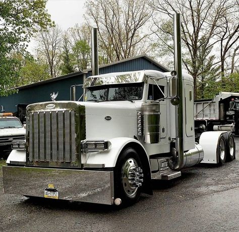 White Peterbilt 379, Mechanics Service Truck, White Trucks, Hot Trucks, Model Truck Kits, Heavy Haul, Peterbilt 389, White Truck, Custom Big Rigs